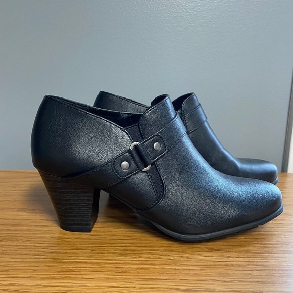 Solanz Shoes - NWOT Women's Solanz Nora Booties